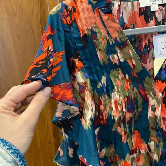NWT Entro Floral abstract Ruffled Short Sleeve Blouse size small - Picture 4 of 6